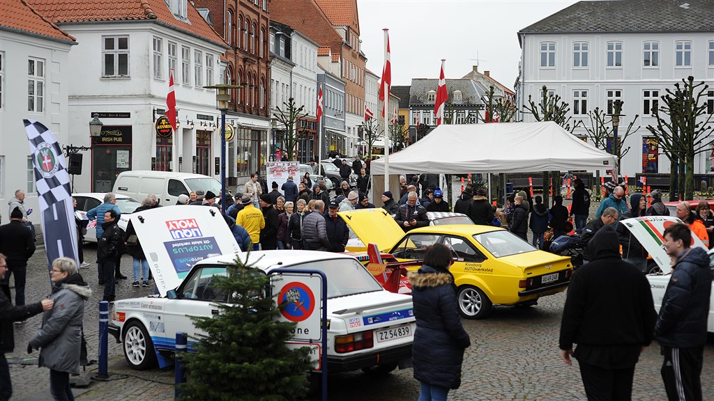 Der var stor interesse for de udstillede historiske rallybiler ved PRE-starten i Assens
(Foto: Viggo Johansen, rallypics.dk)